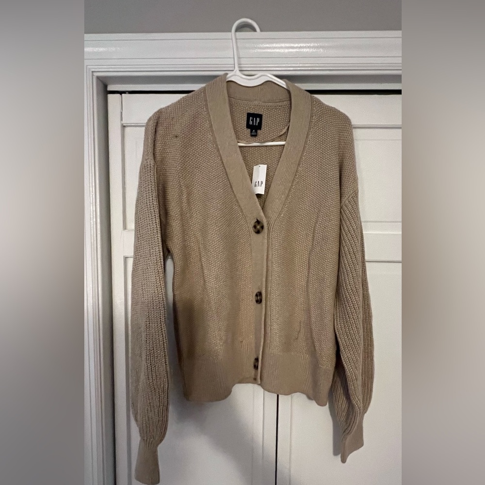 Gap Women’s tan 3 button sweater
